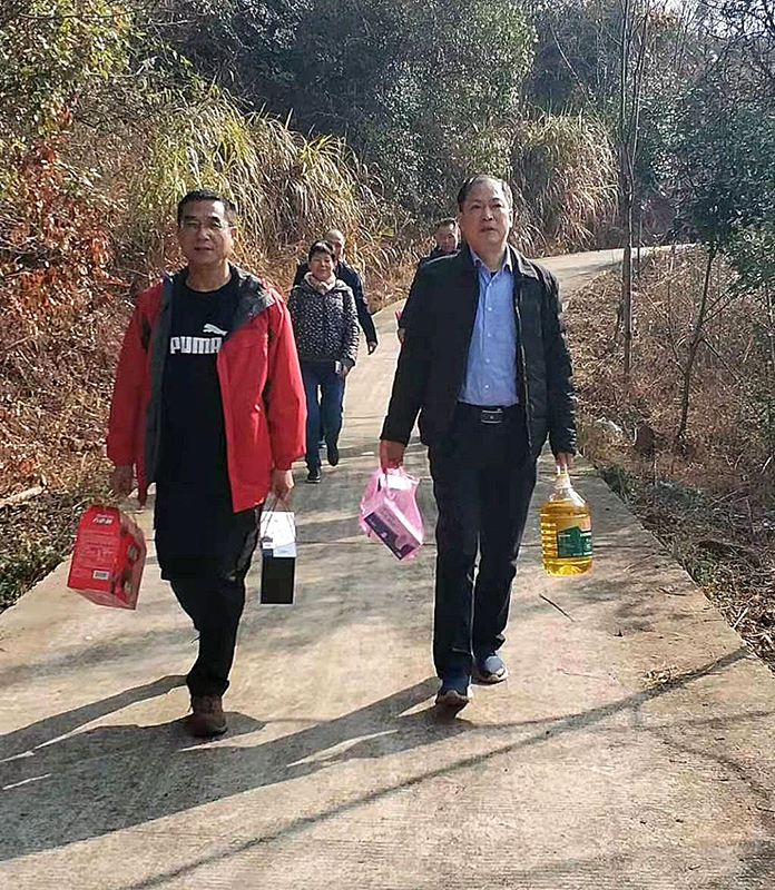 1613619434656372.jpg 春節(jié)前夕程斯祥率隊慰問精準扶貧戶寧方忠.JPG